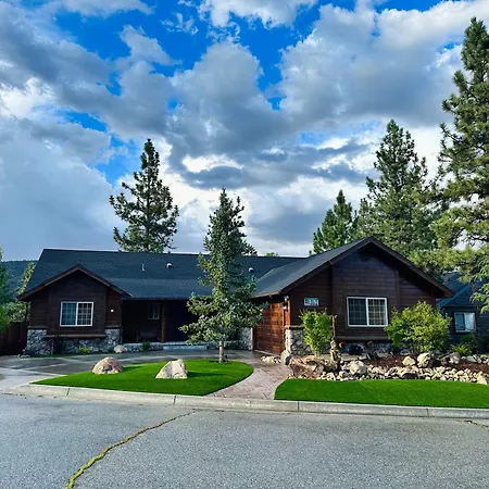 Custom Single Story Cabin With Jacuzzi Pool Table & Big Game Room With Arcade Games